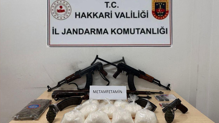 Hakkari'de operasyonda 5 kilo metamfetamin ile silah ve mühimmat ele geçirildi