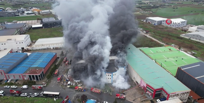 Son dakika... Silivri'de fabrika yangını: Ekipler sevk edildi