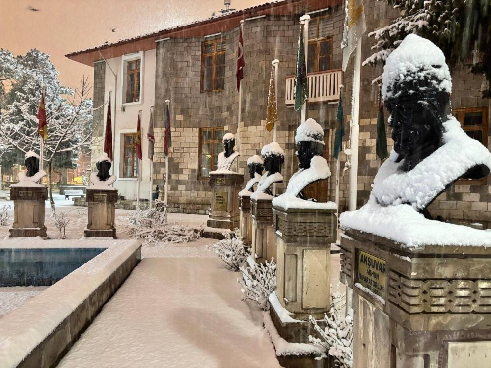  Kara teslim oldular, her yer beyaz örtüyle kaplandı Zorunlu olmadıkça dışarı çıkmayın