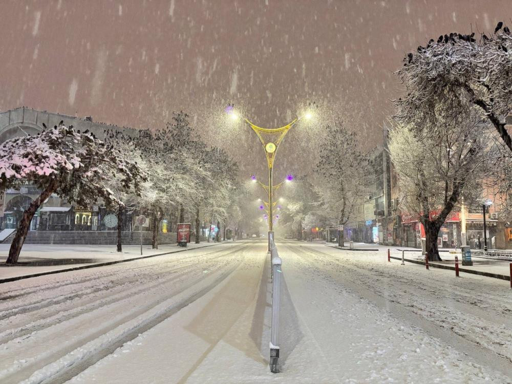  Kara teslim oldular, her yer beyaz örtüyle kaplandı Zorunlu olmadıkça dışarı çıkmayın