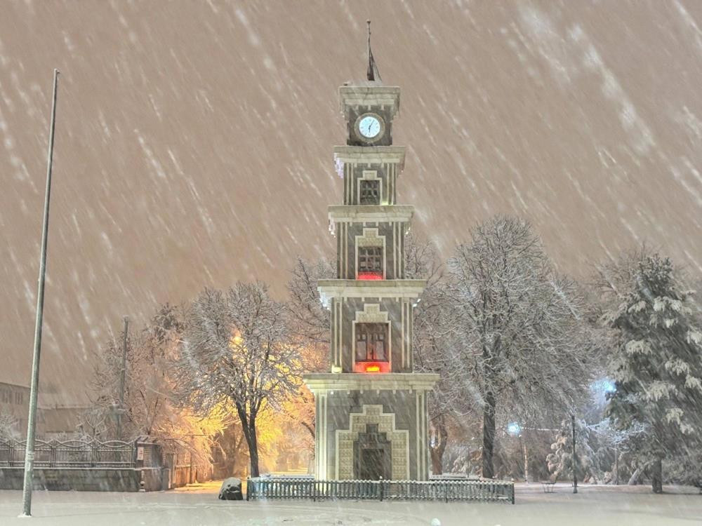  Kara teslim oldular, her yer beyaz örtüyle kaplandı Zorunlu olmadıkça dışarı çıkmayın