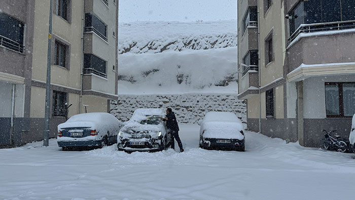  Kara teslim oldular, her yer beyaz örtüyle kaplandı Zorunlu olmadıkça dışarı çıkmayın