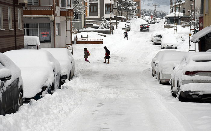  Kara teslim oldular, her yer beyaz örtüyle kaplandı Zorunlu olmadıkça dışarı çıkmayın