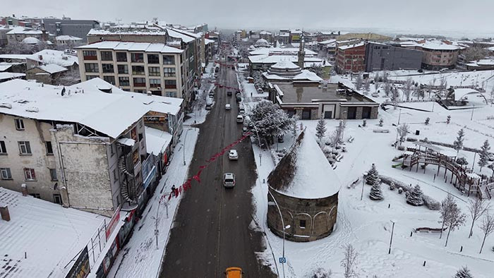  Kara teslim oldular, her yer beyaz örtüyle kaplandı Zorunlu olmadıkça dışarı çıkmayın