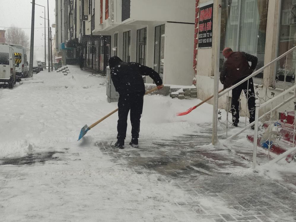  Kara teslim oldular, her yer beyaz örtüyle kaplandı Zorunlu olmadıkça dışarı çıkmayın
