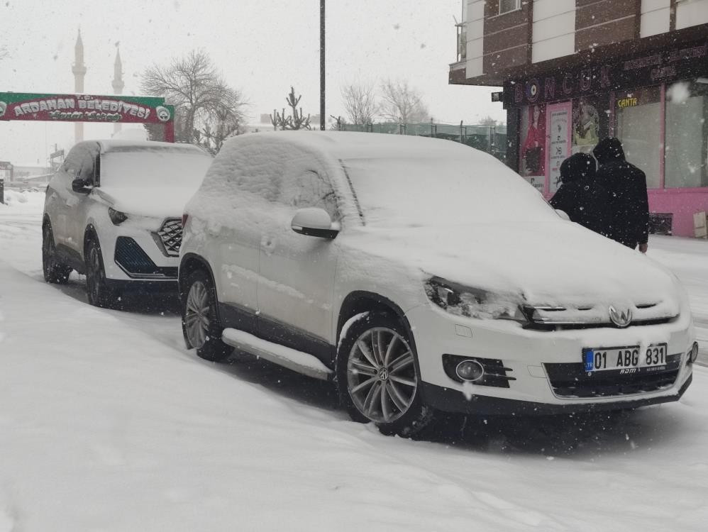  Kara teslim oldular, her yer beyaz örtüyle kaplandı Zorunlu olmadıkça dışarı çıkmayın