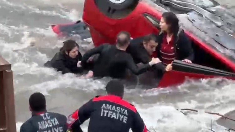 Hafif ticari araçla çarpışan otomobil, nehre uçtu; anne ile kızı yaralı