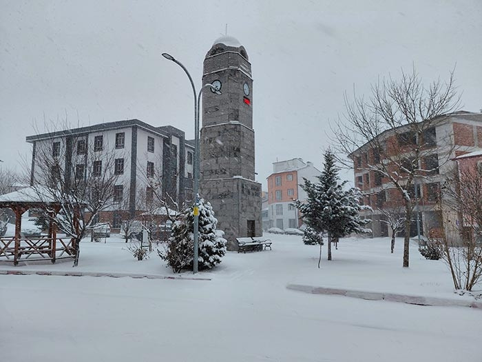 Lapa lapa kar yağışı başladı: Kara teslim oldular, her yer beyaz örtüyle kaplandı Zorunlu olmadıkça dışarı çıkmayın