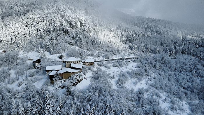 Lapa lapa kar yağışı başladı: Kara teslim oldular, her yer beyaz örtüyle kaplandı Zorunlu olmadıkça dışarı çıkmayın