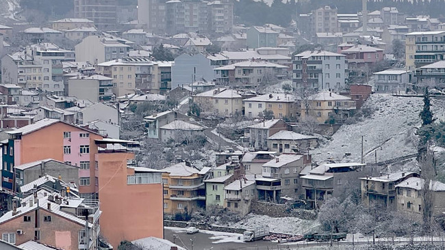 Lapa lapa kar yağışı başladı: Kara teslim oldular, her yer beyaz örtüyle kaplandı Zorunlu olmadıkça dışarı çıkmayın