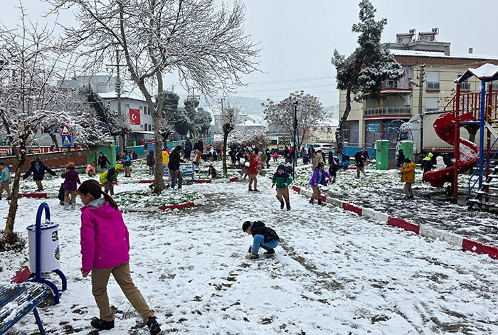 Lapa lapa kar yağışı başladı: Kara teslim oldular, her yer beyaz örtüyle kaplandı Zorunlu olmadıkça dışarı çıkmayın