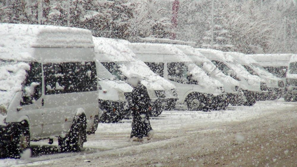 Lapa lapa kar yağışı başladı: Kara teslim oldular, her yer beyaz örtüyle kaplandı Zorunlu olmadıkça dışarı çıkmayın