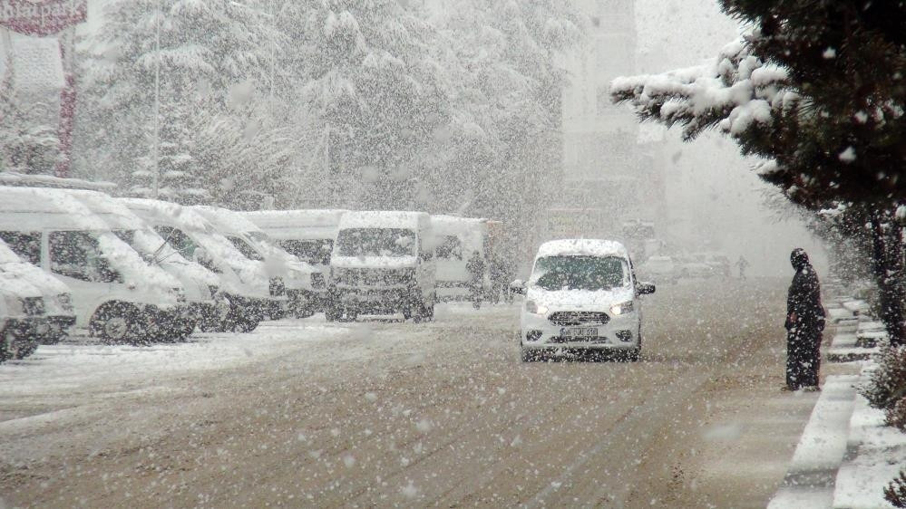 Lapa lapa kar yağışı başladı: Kara teslim oldular, her yer beyaz örtüyle kaplandı Zorunlu olmadıkça dışarı çıkmayın