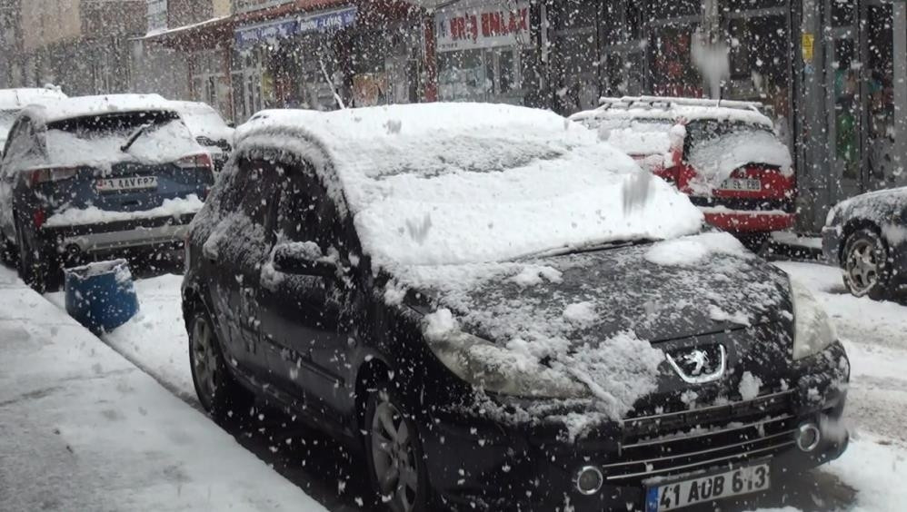 Lapa lapa kar yağışı başladı: Kara teslim oldular, her yer beyaz örtüyle kaplandı Zorunlu olmadıkça dışarı çıkmayın