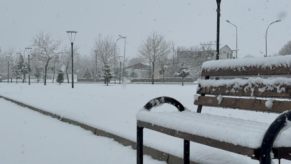 Lapa lapa kar yağışı başladı: Kara teslim oldular, her yer beyaz örtüyle kaplandı Zorunlu olmadıkça dışarı çıkmayın