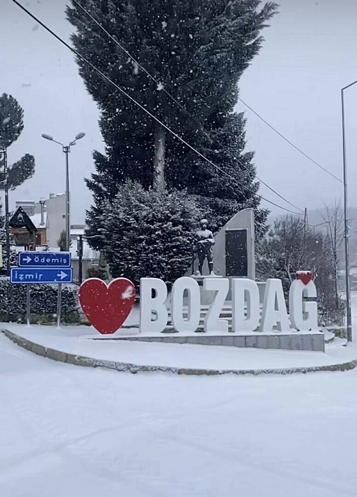 Lapa lapa kar yağışı başladı: Kara teslim oldular, her yer beyaz örtüyle kaplandı Zorunlu olmadıkça dışarı çıkmayın