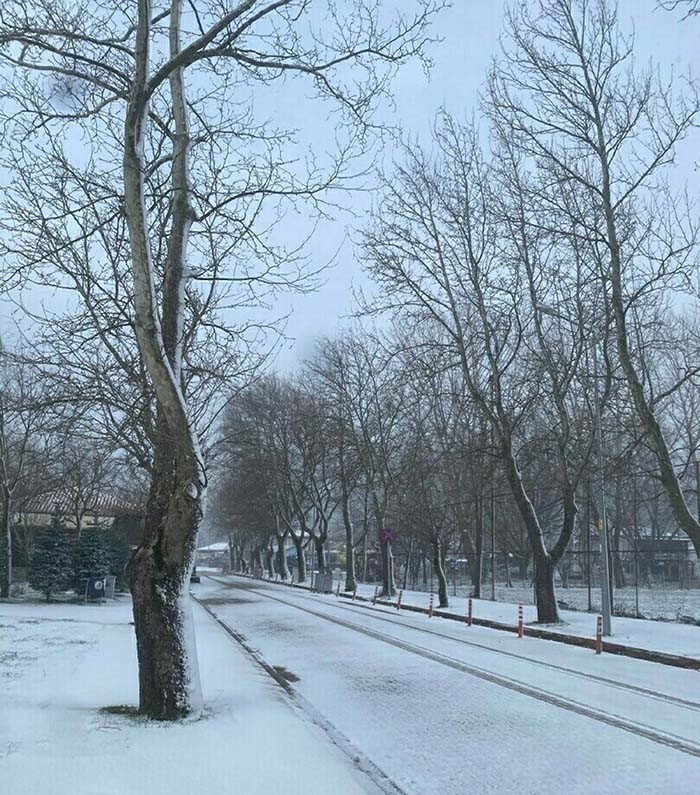 Lapa lapa kar yağışı başladı: Kara teslim oldular, her yer beyaz örtüyle kaplandı Zorunlu olmadıkça dışarı çıkmayın