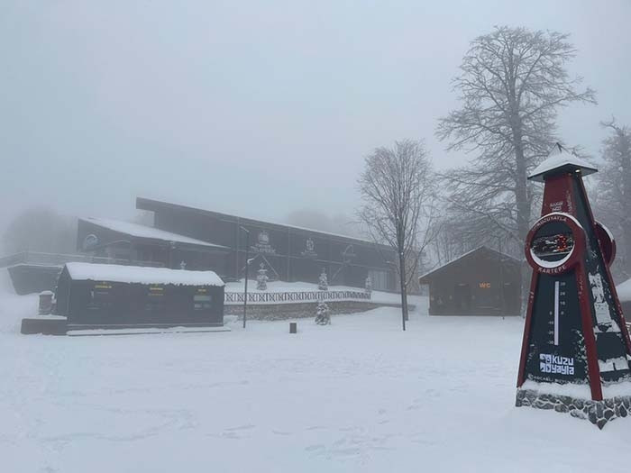 Lapa lapa kar yağışı başladı: Kara teslim oldular, her yer beyaz örtüyle kaplandı Zorunlu olmadıkça dışarı çıkmayın