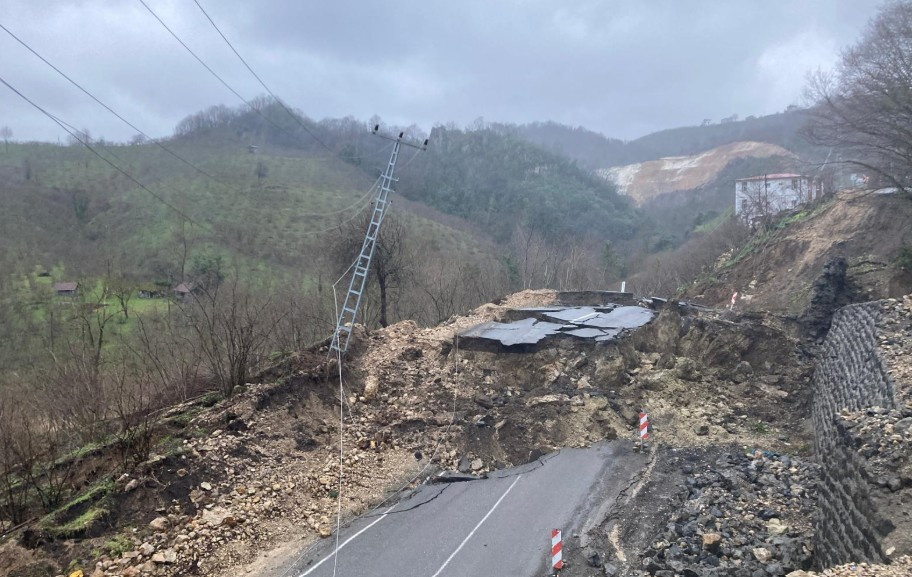 Ordu-Tokat yolunda heyelan nedeniyle 300 metrelik yol çöktü