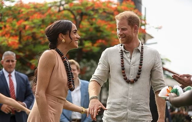 YENİ KİTAP HARRY VE MEGHAN’IN AİLEYİ NEDEN TERK ETTİĞİNİ ANLATIYOR