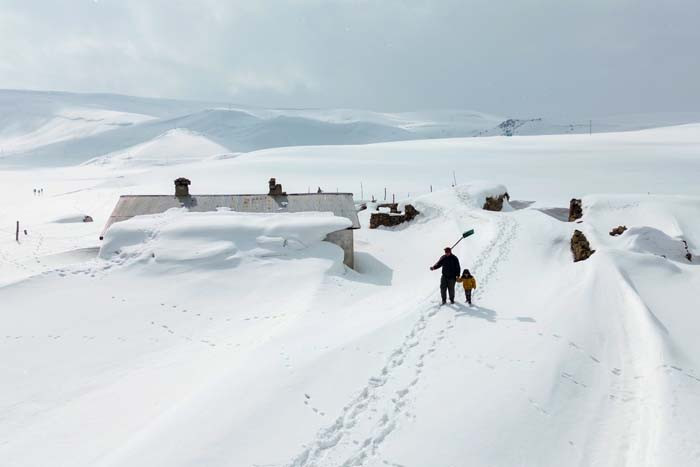  Herkes gitti onlar gitmiyor Burada 6 ay kar yağışı sürüyor, evimi bırakmayacağım