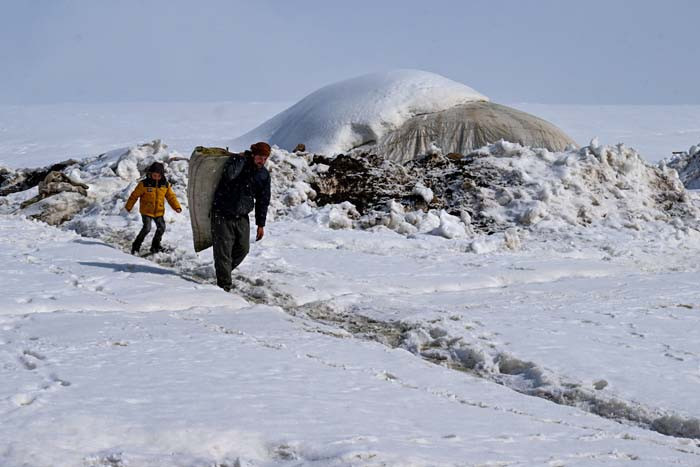  Herkes gitti onlar gitmiyor Burada 6 ay kar yağışı sürüyor, evimi bırakmayacağım