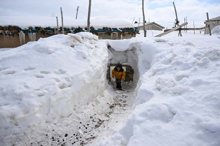  Herkes gitti onlar gitmiyor Burada 6 ay kar yağışı sürüyor, evimi bırakmayacağım