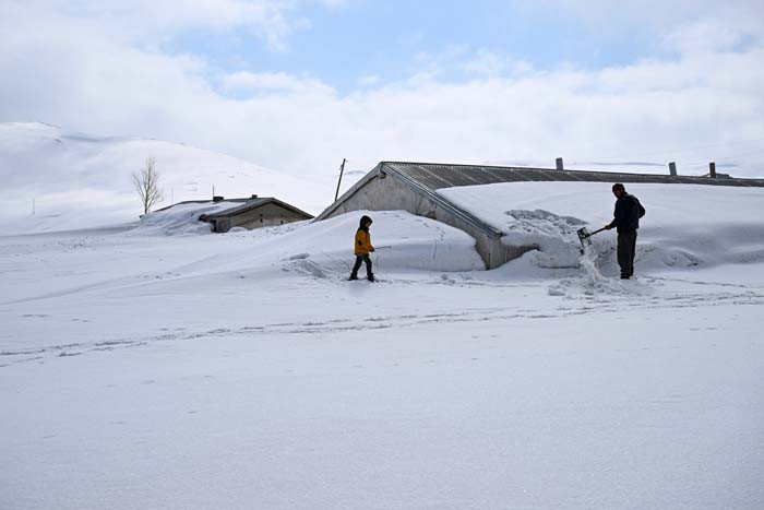  Herkes gitti onlar gitmiyor Burada 6 ay kar yağışı sürüyor, evimi bırakmayacağım