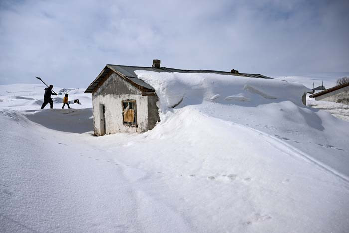 Herkes gitti onlar gitmiyor Burada 6 ay kar yağışı sürüyor, evimi bırakmayacağım