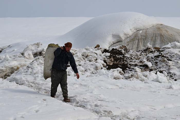  Herkes gitti onlar gitmiyor Burada 6 ay kar yağışı sürüyor, evimi bırakmayacağım