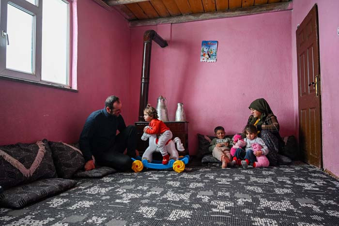  Herkes gitti onlar gitmiyor Burada 6 ay kar yağışı sürüyor, evimi bırakmayacağım