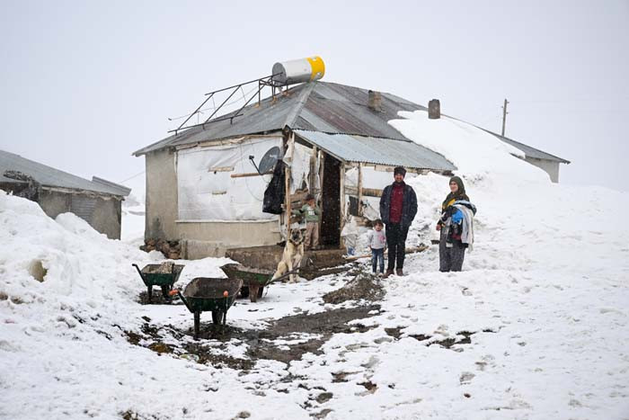  Herkes gitti onlar gitmiyor Burada 6 ay kar yağışı sürüyor, evimi bırakmayacağım