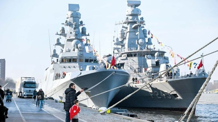Hollanda Basını: Etkileyici görüntü…. Türk savaş gemileri Rotterdam’ın kalbinde