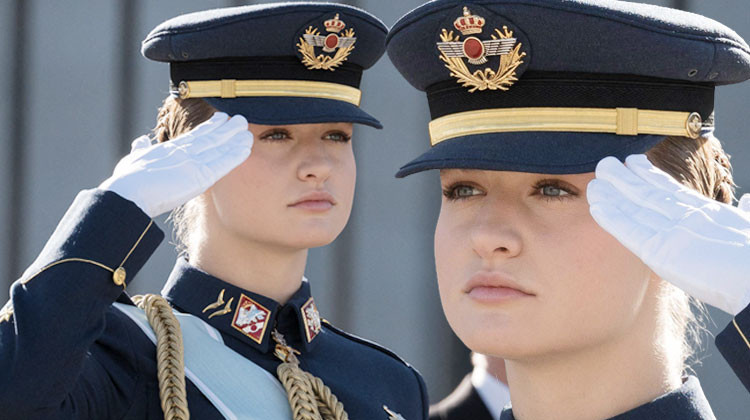 Ailesinin yüzünü hiç kara çıkarmadı: Narin genç kız çakı gibi askere dönüştü... Daha 20 yaşında "müzelik" oldu