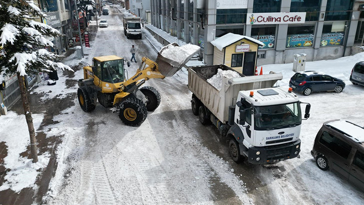 Yoğun yağışın ardından kent karlar altında kalmıştı: 600 kamyon kar ilçe dışına taşındı