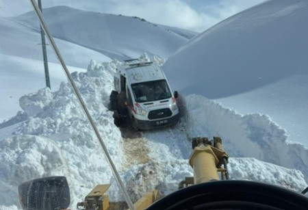 Ağrı’da 2 metrelik karda zamanla yarış: Mahsur kalan hasta kurtarıldı