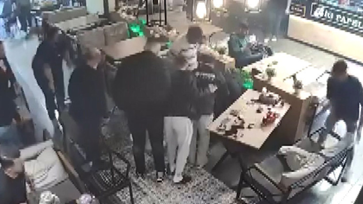 İstanbul'daki kafede ilginç olay: Televizyondan takip ederken sevinçten bayıldı