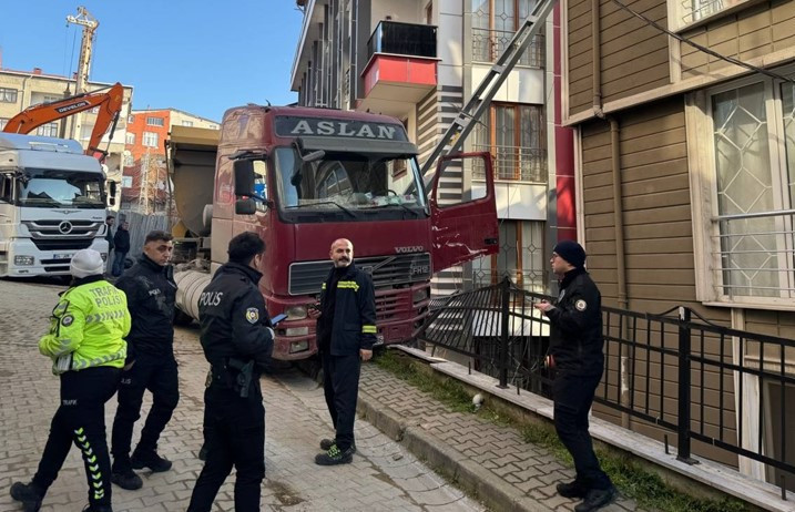 Kağıthane'de aydınlatma direğine çarpan kamyonunun sürücüsü yaralandı