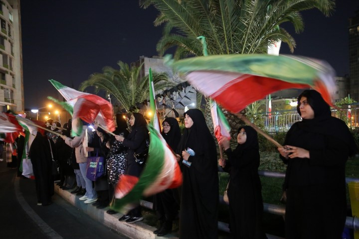 Avrupadaki İranlılardan dikkat çeken protesto | ABD ve İsrail İrana saldırdı; bölge yangın yeri Çok sayıda ölü ve yaralı var, savaş devam ediyor Avrupadaki İranlılardan dikkat çeken protesto | ABD ve İsrail İrana saldırdı; bölge yangın yeri Çok sayıda ölü ve yaralı var, savaş devam ediyor