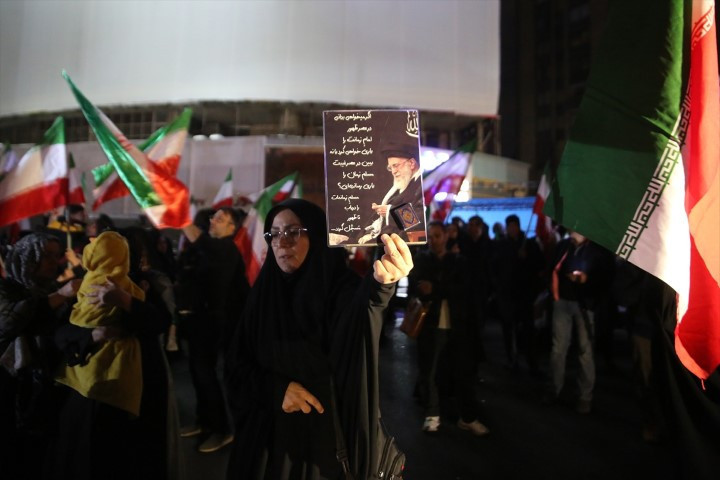 Avrupadaki İranlılardan dikkat çeken protesto | ABD ve İsrail İrana saldırdı; bölge yangın yeri Çok sayıda ölü ve yaralı var, savaş devam ediyor Avrupadaki İranlılardan dikkat çeken protesto | ABD ve İsrail İrana saldırdı; bölge yangın yeri Çok sayıda ölü ve yaralı var, savaş devam ediyor