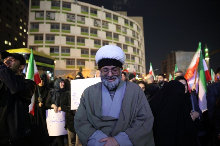 Avrupadaki İranlılardan dikkat çeken protesto | ABD ve İsrail İrana saldırdı; bölge yangın yeri Çok sayıda ölü ve yaralı var, savaş devam ediyor Avrupadaki İranlılardan dikkat çeken protesto | ABD ve İsrail İrana saldırdı; bölge yangın yeri Çok sayıda ölü ve yaralı var, savaş devam ediyor