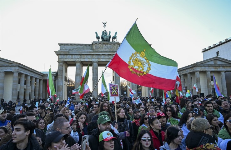 Avrupadaki İranlılardan dikkat çeken protesto | ABD ve İsrail İrana saldırdı; bölge yangın yeri Çok sayıda ölü ve yaralı var, savaş devam ediyor Avrupadaki İranlılardan dikkat çeken protesto | ABD ve İsrail İrana saldırdı; bölge yangın yeri Çok sayıda ölü ve yaralı var, savaş devam ediyor