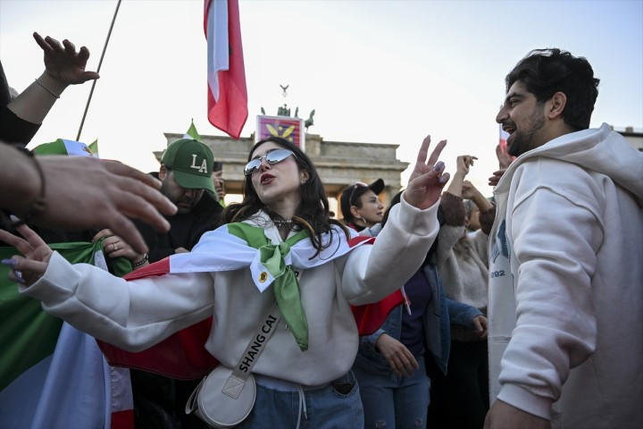 Avrupadaki İranlılardan dikkat çeken protesto | ABD ve İsrail İrana saldırdı; bölge yangın yeri Çok sayıda ölü ve yaralı var, savaş devam ediyor Avrupadaki İranlılardan dikkat çeken protesto | ABD ve İsrail İrana saldırdı; bölge yangın yeri Çok sayıda ölü ve yaralı var, savaş devam ediyor