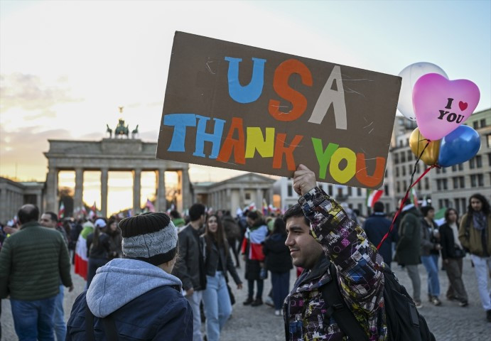 Avrupadaki İranlılardan dikkat çeken protesto | ABD ve İsrail İrana saldırdı; bölge yangın yeri Çok sayıda ölü ve yaralı var, savaş devam ediyor Avrupadaki İranlılardan dikkat çeken protesto | ABD ve İsrail İrana saldırdı; bölge yangın yeri Çok sayıda ölü ve yaralı var, savaş devam ediyor