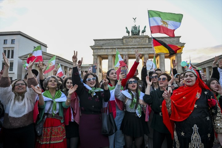 Avrupadaki İranlılardan dikkat çeken protesto | ABD ve İsrail İrana saldırdı; bölge yangın yeri Çok sayıda ölü ve yaralı var, savaş devam ediyor Avrupadaki İranlılardan dikkat çeken protesto | ABD ve İsrail İrana saldırdı; bölge yangın yeri Çok sayıda ölü ve yaralı var, savaş devam ediyor