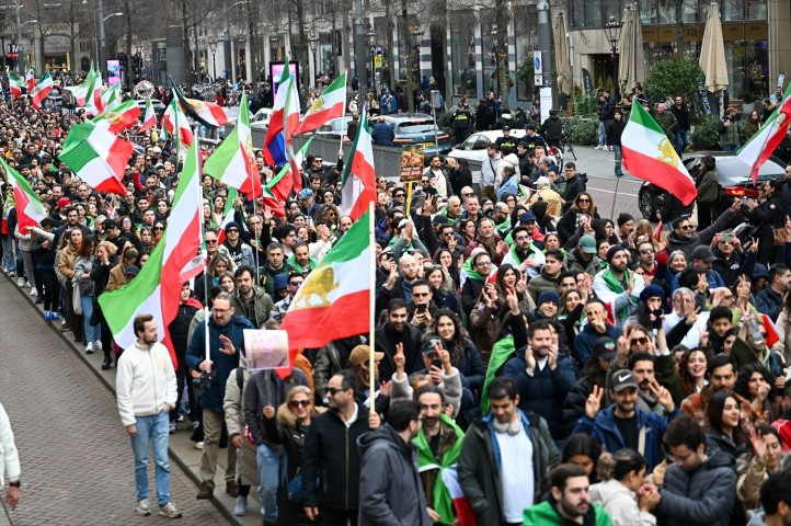 Avrupadaki İranlılardan dikkat çeken protesto | ABD ve İsrail İrana saldırdı; bölge yangın yeri Çok sayıda ölü ve yaralı var, savaş devam ediyor Avrupadaki İranlılardan dikkat çeken protesto | ABD ve İsrail İrana saldırdı; bölge yangın yeri Çok sayıda ölü ve yaralı var, savaş devam ediyor