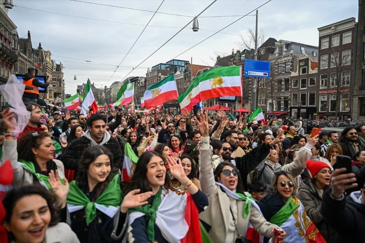 Avrupadaki İranlılardan dikkat çeken protesto | ABD ve İsrail İrana saldırdı; bölge yangın yeri Çok sayıda ölü ve yaralı var, savaş devam ediyor Avrupadaki İranlılardan dikkat çeken protesto | ABD ve İsrail İrana saldırdı; bölge yangın yeri Çok sayıda ölü ve yaralı var, savaş devam ediyor