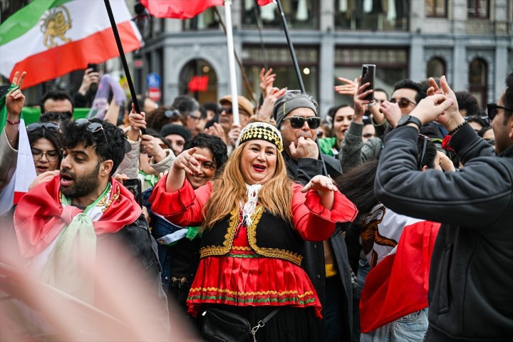 Avrupadaki İranlılardan dikkat çeken protesto | ABD ve İsrail İrana saldırdı; bölge yangın yeri Çok sayıda ölü ve yaralı var, savaş devam ediyor Avrupadaki İranlılardan dikkat çeken protesto | ABD ve İsrail İrana saldırdı; bölge yangın yeri Çok sayıda ölü ve yaralı var, savaş devam ediyor