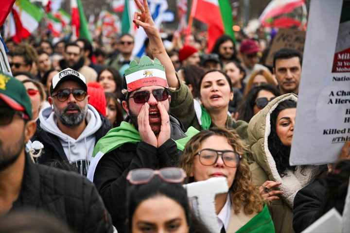 Avrupadaki İranlılardan dikkat çeken protesto | ABD ve İsrail İrana saldırdı; bölge yangın yeri Çok sayıda ölü ve yaralı var, savaş devam ediyor Avrupadaki İranlılardan dikkat çeken protesto | ABD ve İsrail İrana saldırdı; bölge yangın yeri Çok sayıda ölü ve yaralı var, savaş devam ediyor