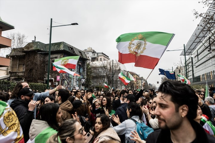 Avrupadaki İranlılardan dikkat çeken protesto | ABD ve İsrail İrana saldırdı; bölge yangın yeri Çok sayıda ölü ve yaralı var, savaş devam ediyor Avrupadaki İranlılardan dikkat çeken protesto | ABD ve İsrail İrana saldırdı; bölge yangın yeri Çok sayıda ölü ve yaralı var, savaş devam ediyor